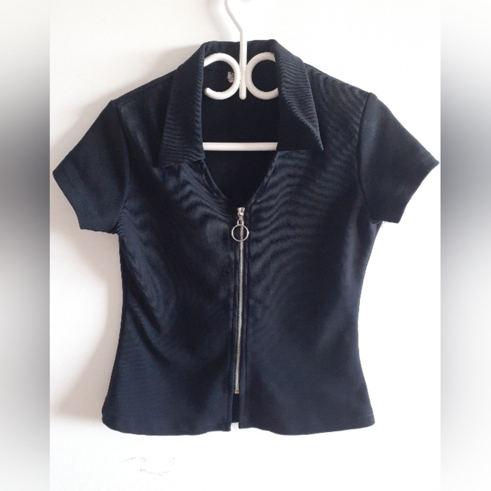 Zip-up Short Sleeve Collared Top, fits medium